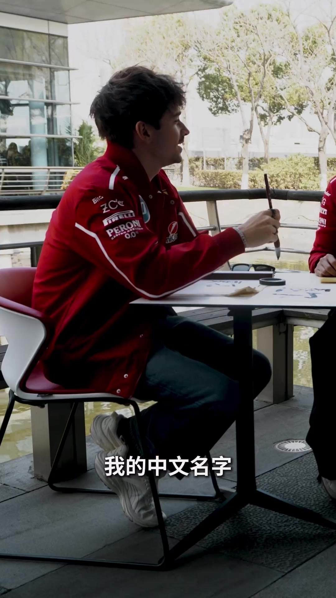 谈球吧体育app官网写得不错哇👏周冠宇教刘易斯、夏尔写中文名字