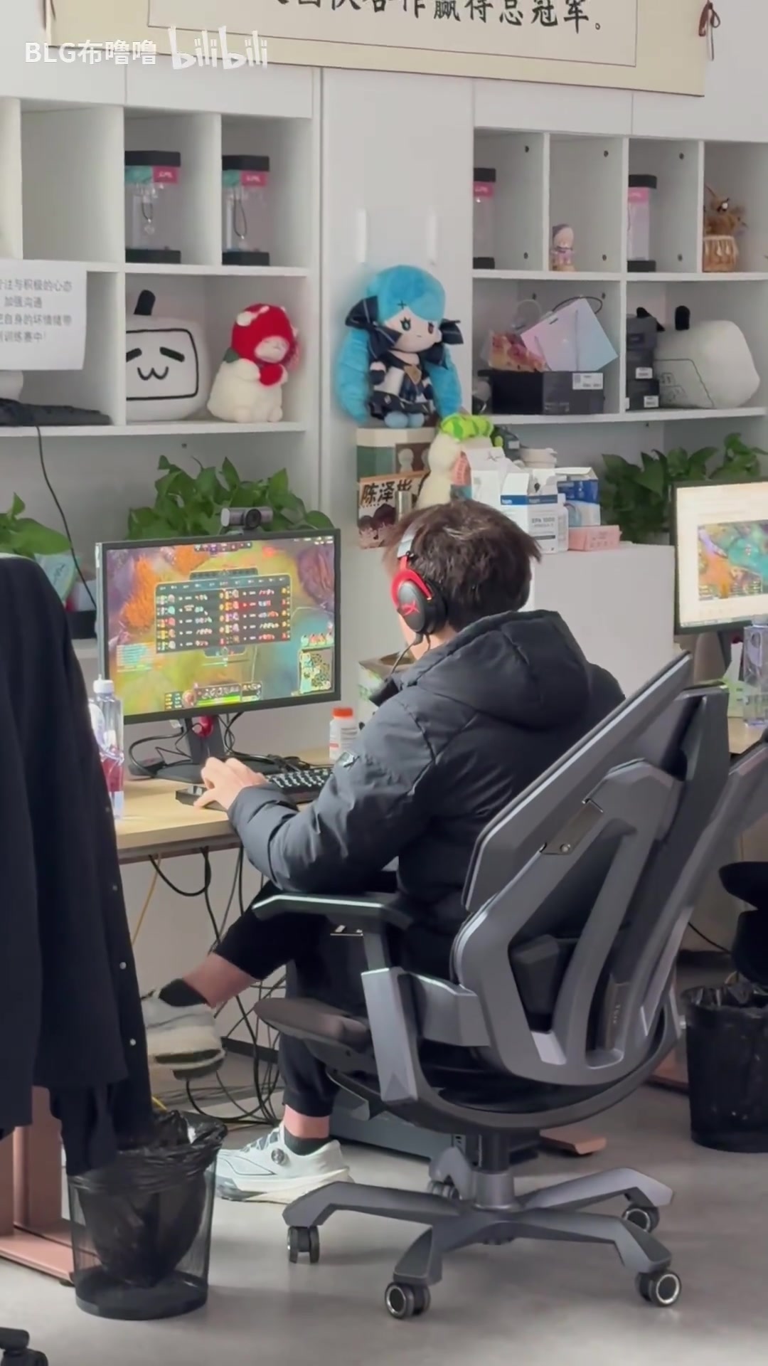 谈球吧BLG工作人员更新视频：Bin哥一大早就开启了Rank训练模式