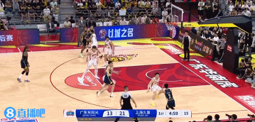 谈球吧官网登录入口艰难止血！徐杰侧翼三分颠进篮筐 帮助广东咬住比分