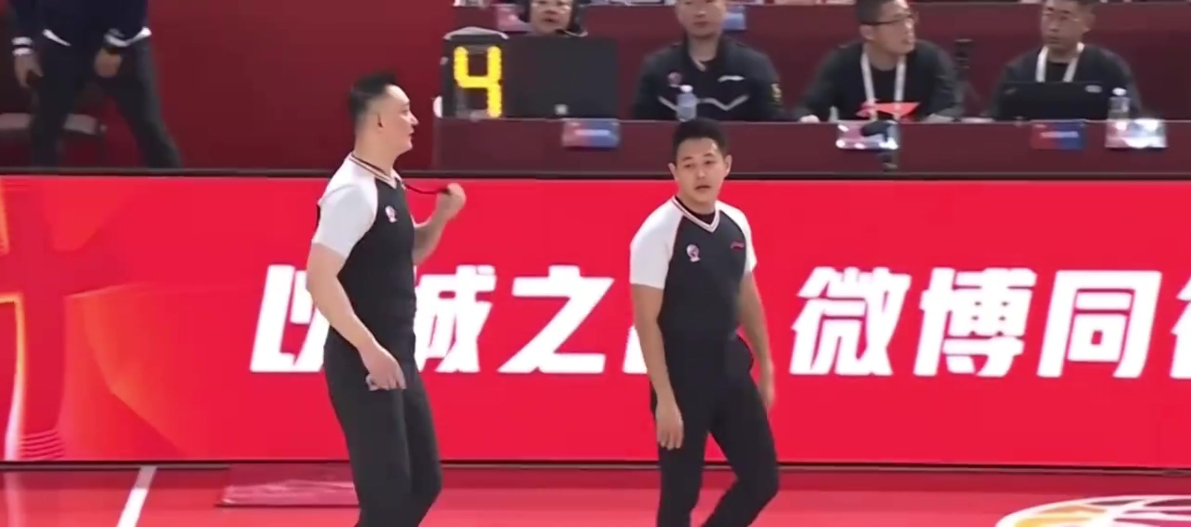 谈球吧(中国)官方网站👀杜锋赛中怒喷看完回放的闫军：CTMD 对面拉人违体你不判