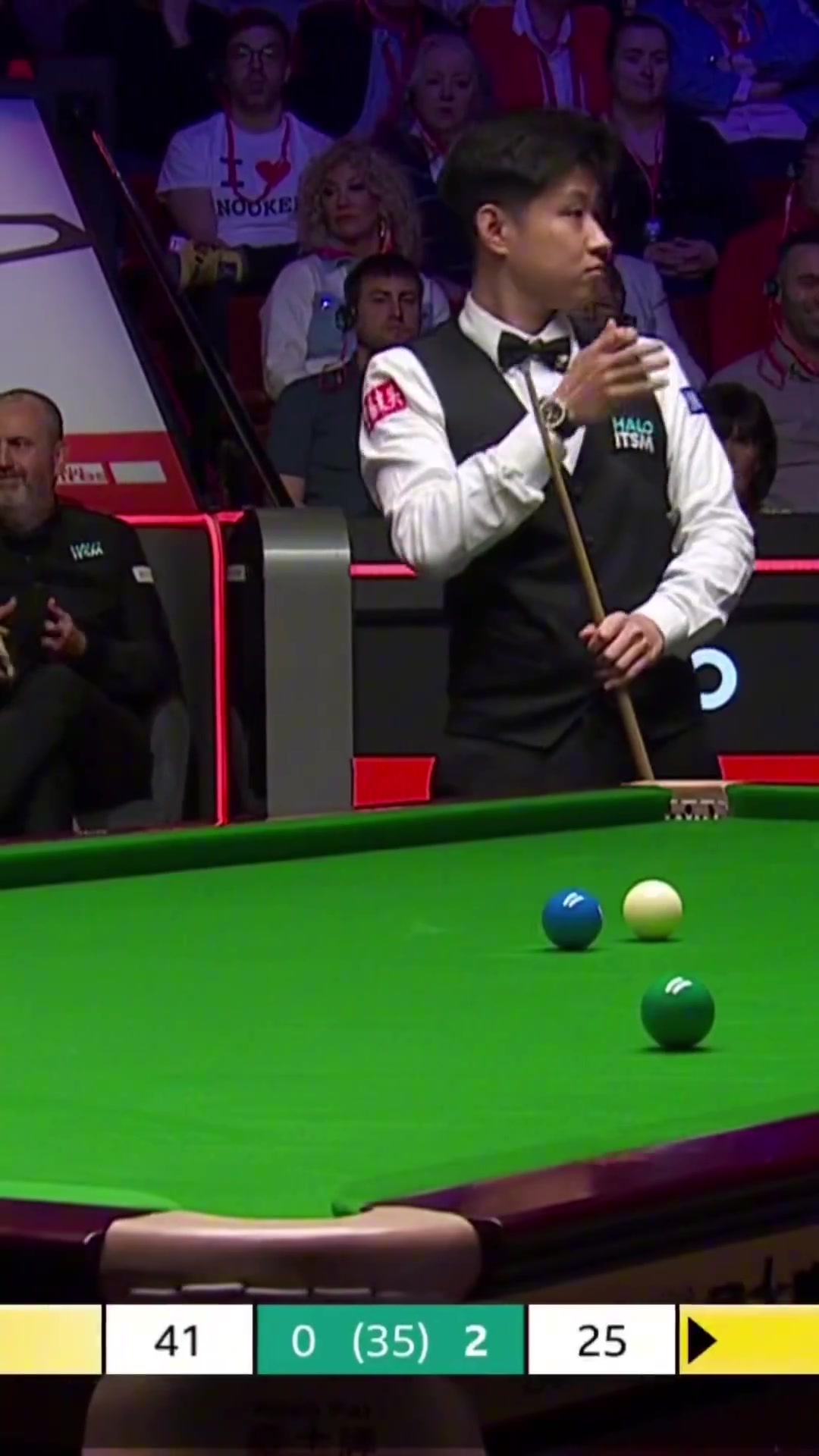 谈球吧(中国)官方网站不速之客！赵心童准备击球数次被苍蝇影响，逗笑美女裁判波兹诺娃