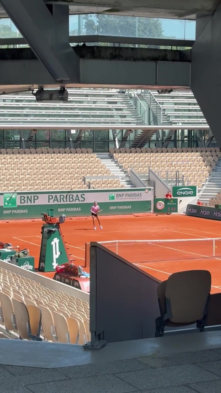 谈球吧最后冲刺！郑钦文抵达巴黎开启训练备战法网，去年打进女单32强