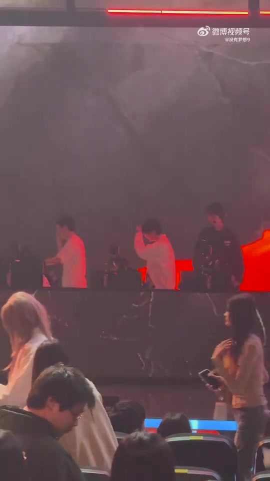 谈球吧体育app官网这也能野辅联动！？Tian下场时互动正在调试的Crisp：说悄悄话？